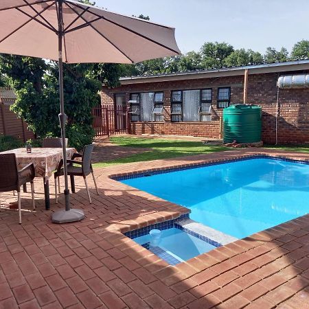White Rose Guest House Vanderbijlpark Exteriér fotografie