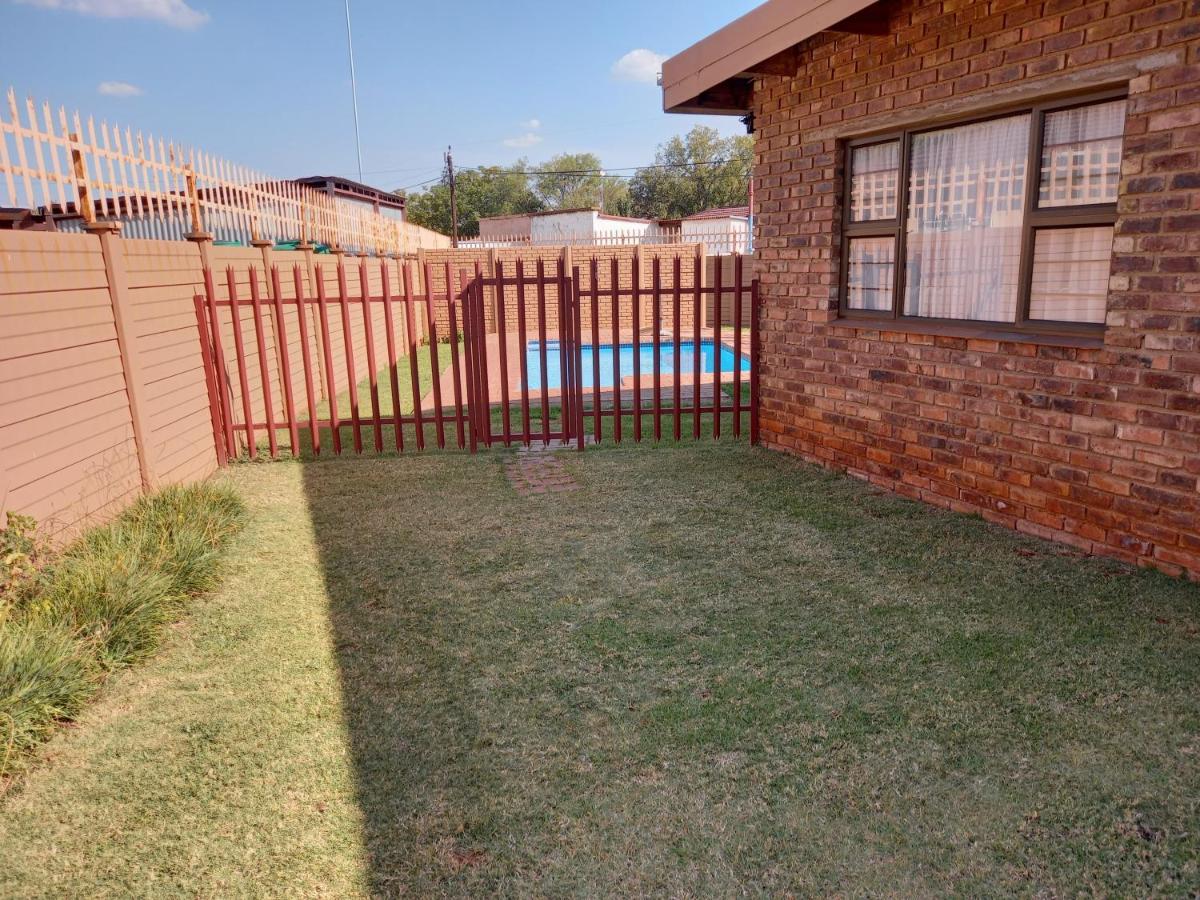 White Rose Guest House Vanderbijlpark Exteriér fotografie